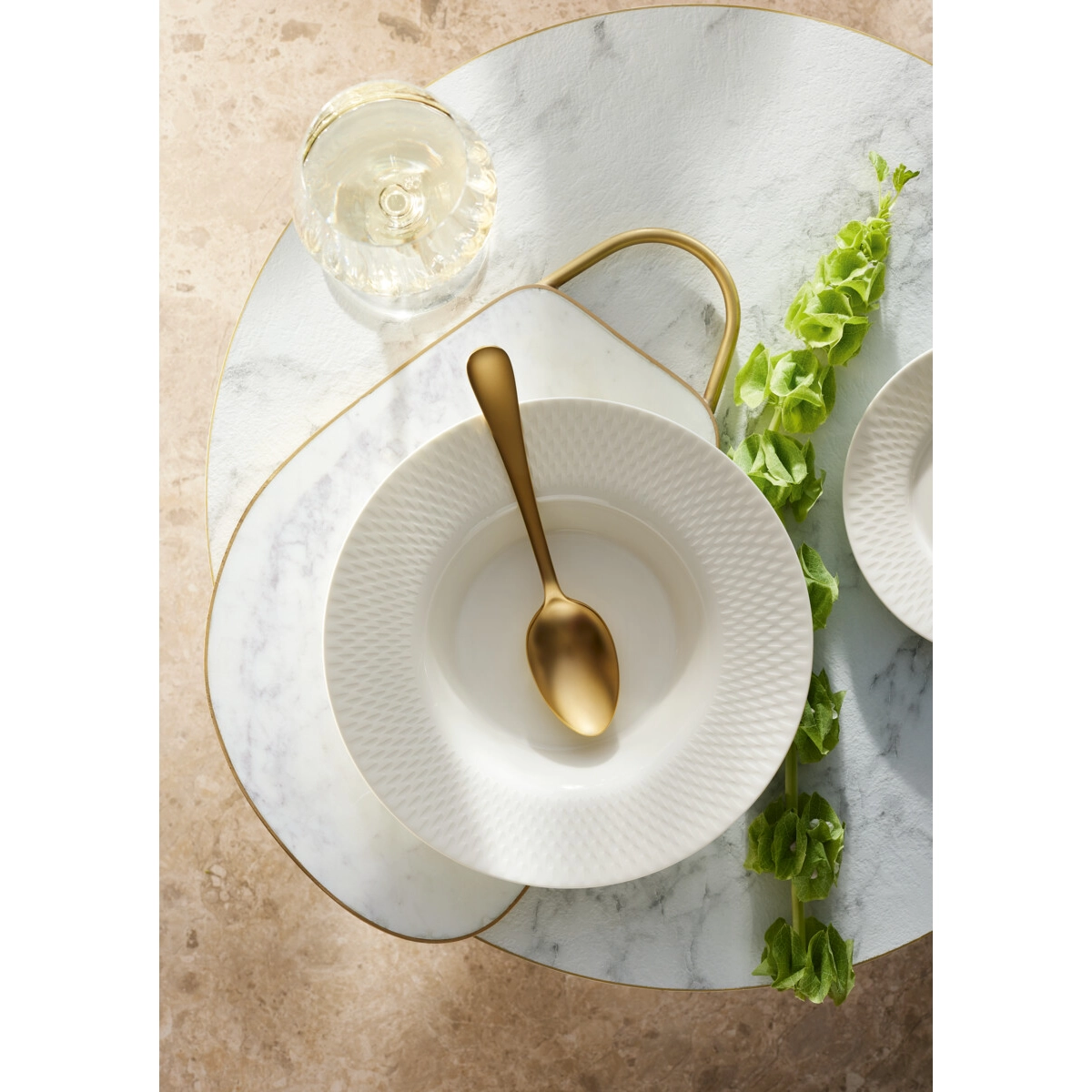 Praesentation von Geschirrteilen auf Tisch