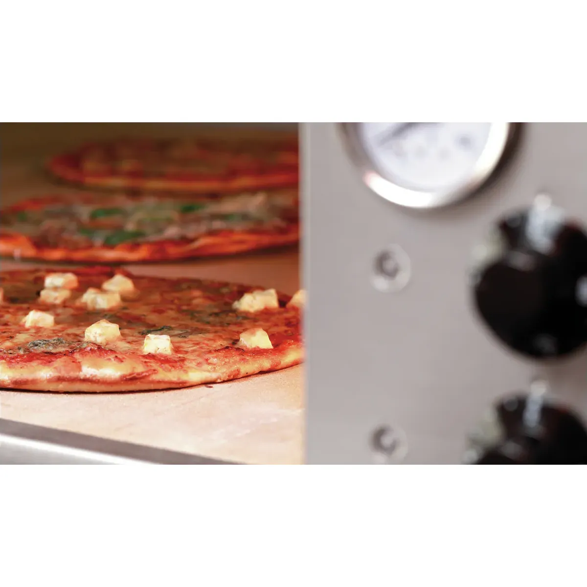Bartscher 2002150 Pizzaofen ET 105, 1BK 1050x1050 Impressionen Innenansicht, Pizza, Pizza mit Käse, Backofen, Ofen, Käsewürfel
