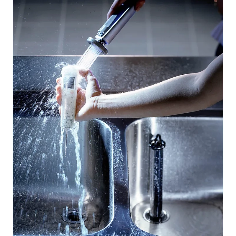 Testo 05601063 106_Lebensmittelthermometer wird unter Handbrause gereinigt