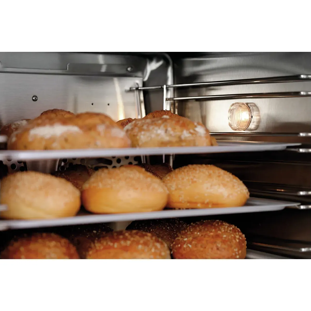 Bartscher 120879 Heißluftofen AT90-ST Nahansicht innen, mit Brötchen