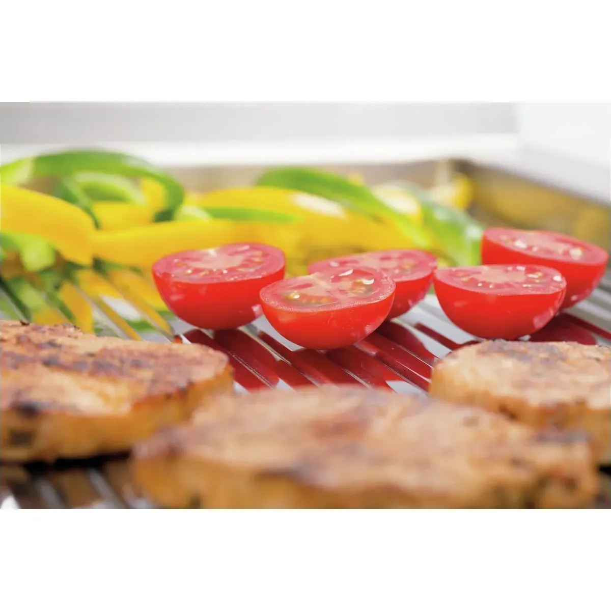 Bartscher 286507 Griddleplatte 700 B400 gerillt Nahansicht Essen auf der Griddleplatte, tomaten, gegrillt, grillgemüse, brot, gemüse